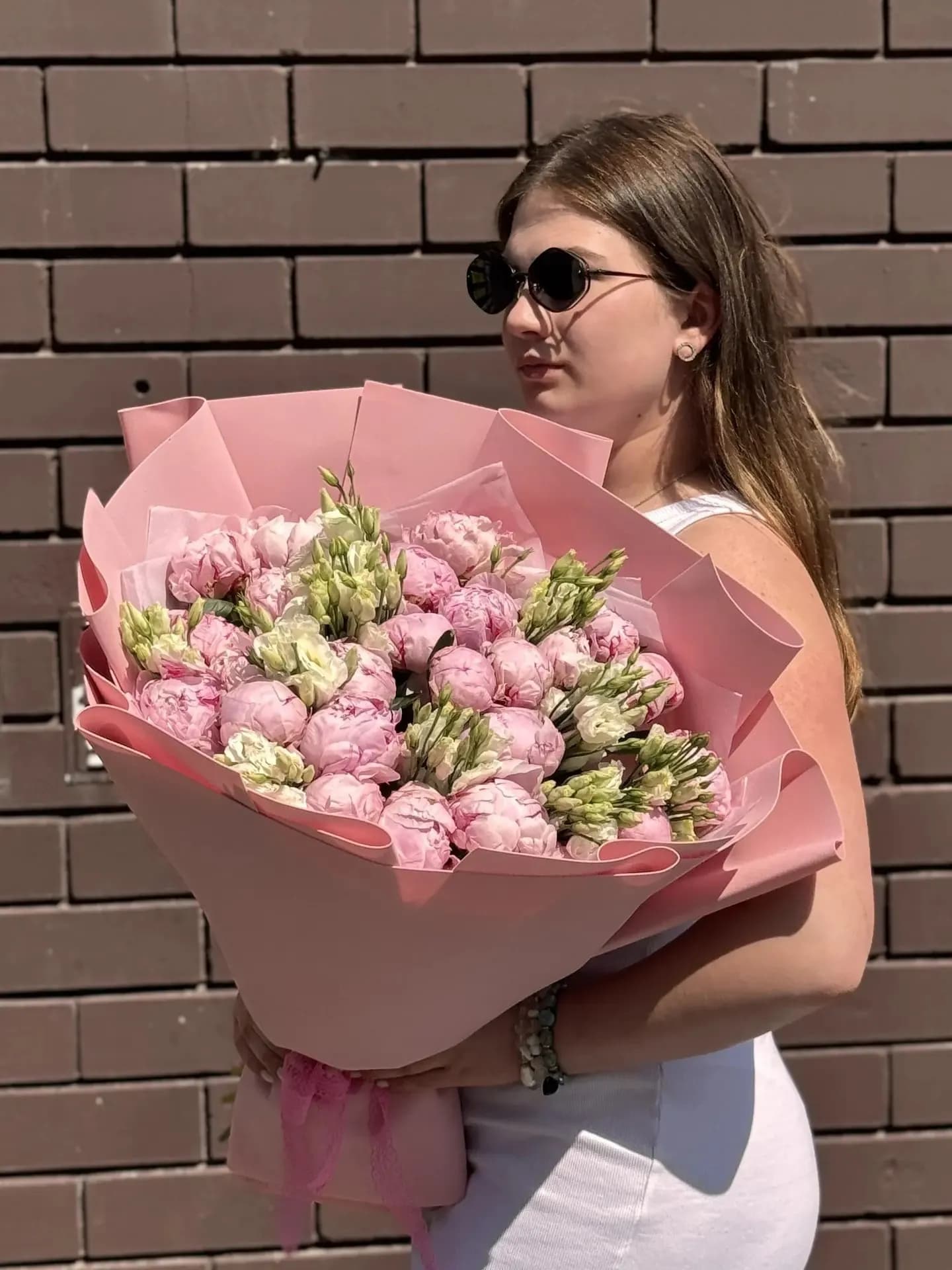 27 пионов и эустома — с доставкой